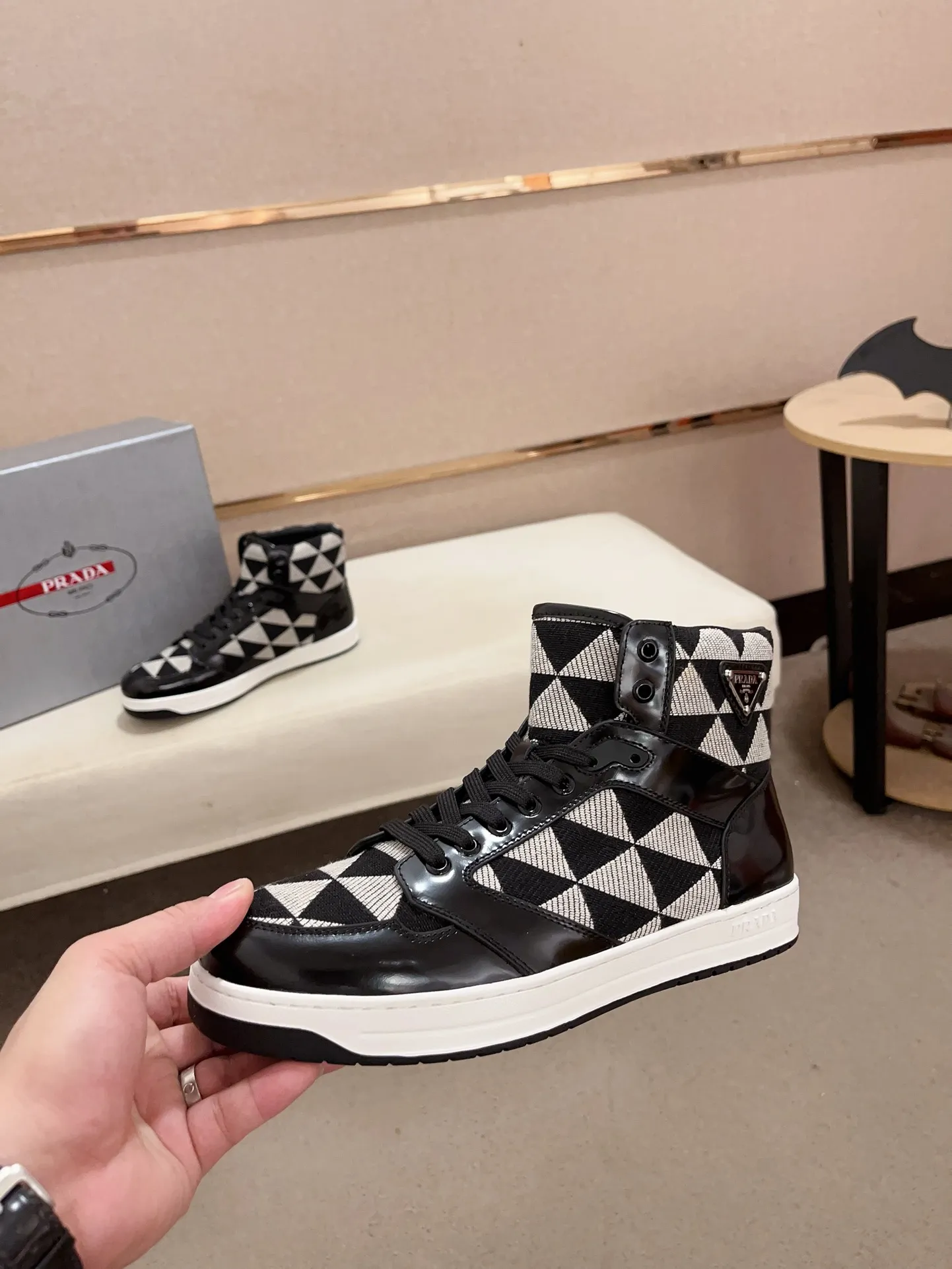 Men's shoes 💰 620💰 ✔️✔️✔️High-quality new PRADA counters are launched at the same time. The new men's shoes and 😘fabric are made of selected first-layer cowhide and triangle △ fabric. Lining: Full cowhide lining. 👍🏿 High-end ☄️ air-cushion molded anti-slip rubber outsole, exquisite lines, simple and elegant, comfortable and high-end for leisure travel. Code number: 38 to 44. 45 can be customized and cannot be returned or exchanged!